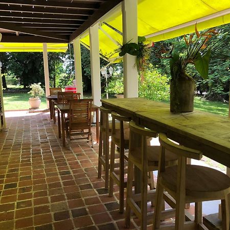 Between Us : Chambres D'Hotes A Saint Joseph Exterior foto